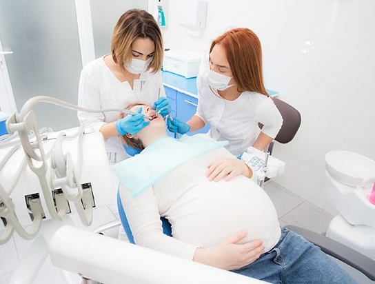 Лечить зубы во время беременности