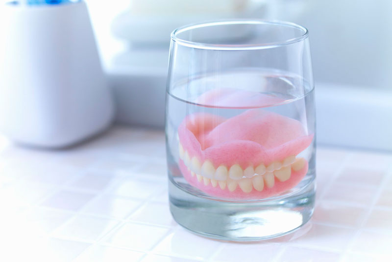ухаживать за зубными протезами